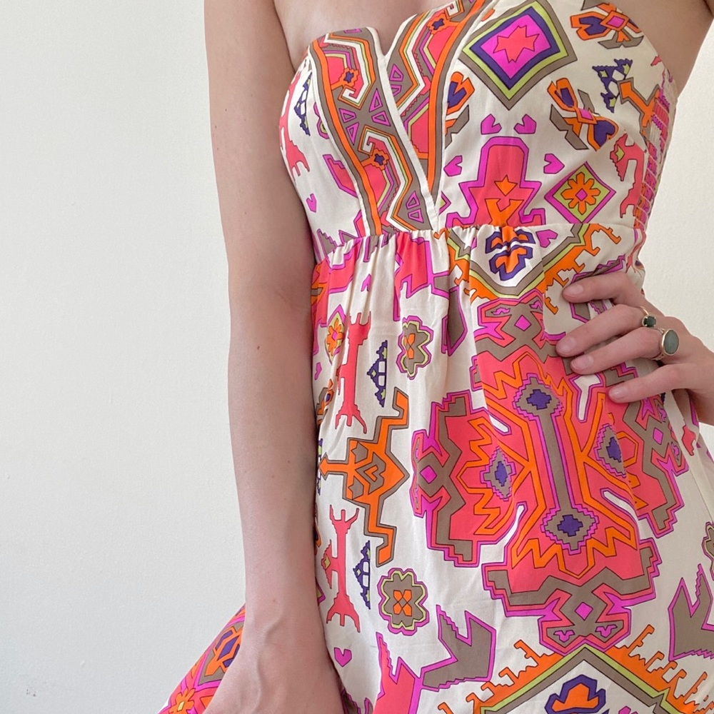 Alice & Trixie Strapless V-Cut Dress!